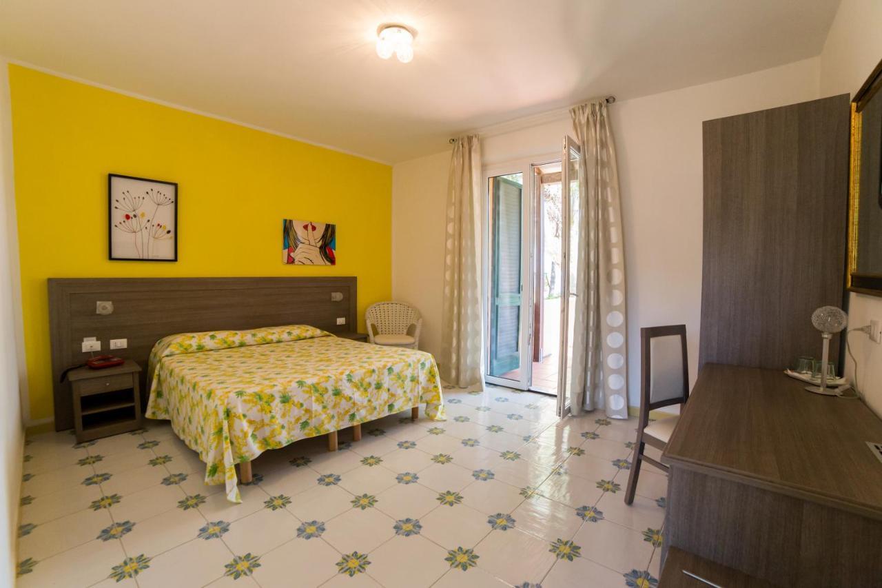 Hotel Capo Sud Лакона Екстериор снимка