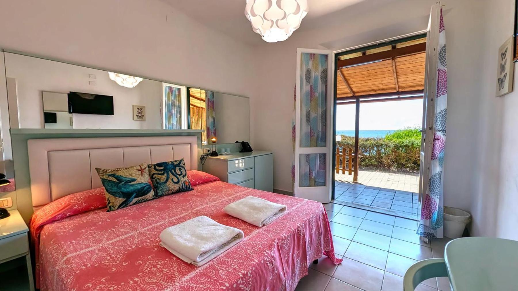 Hotel Capo Sud Лакона Екстериор снимка